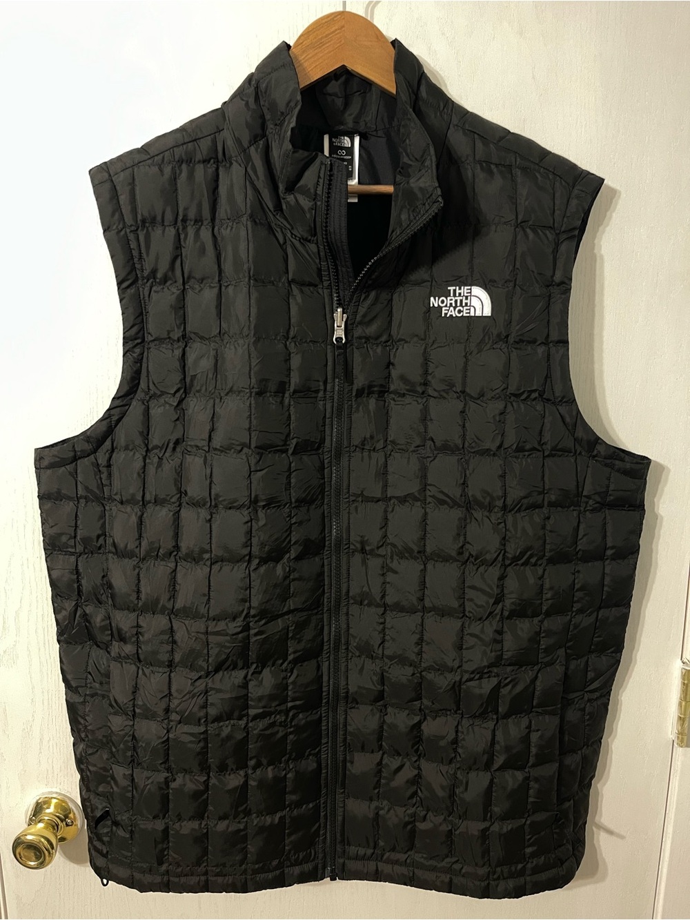 The North Face Men’s XL Black Quilted Full Zip Puffer Vest with White Logo